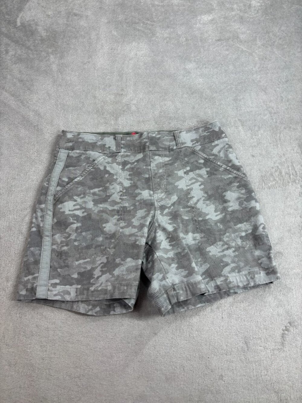 Spanx Shorts Women Medium Gray Camouflage Pockets Classic Flat Front 5.5" Inseam